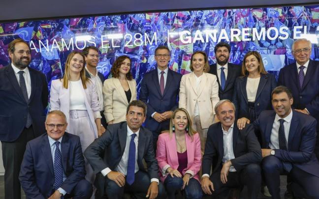 El presidente y la secretaria general del PP posan junto a los candidatos del PP en las elecciones autonómicas.