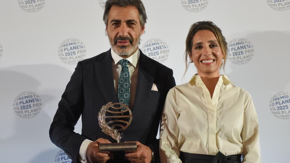 El escritor y comunicador Juan del Val, ganador del Prmio Planeta 2025, y la finalista, la escritora gallega Ángela Banzas.