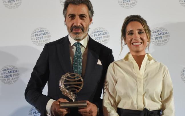 El escritor y comunicador Juan del Val, ganador del Prmio Planeta 2025, y la finalista, la escritora gallega Ángela Banzas.