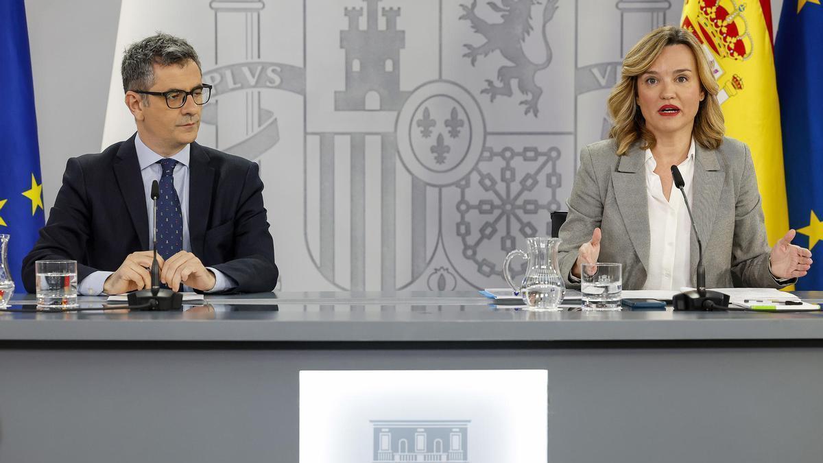 Félix Bolaños y Pilar Alegría en la rueda de prensa posterior al Consejo de Ministros.