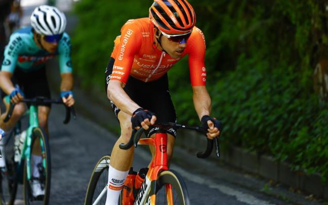 Txomin Juaristi rueda en carrera. / Euskaltel-Euskadi / Sprint Cycling Txomin Juaristi rueda en carrera.