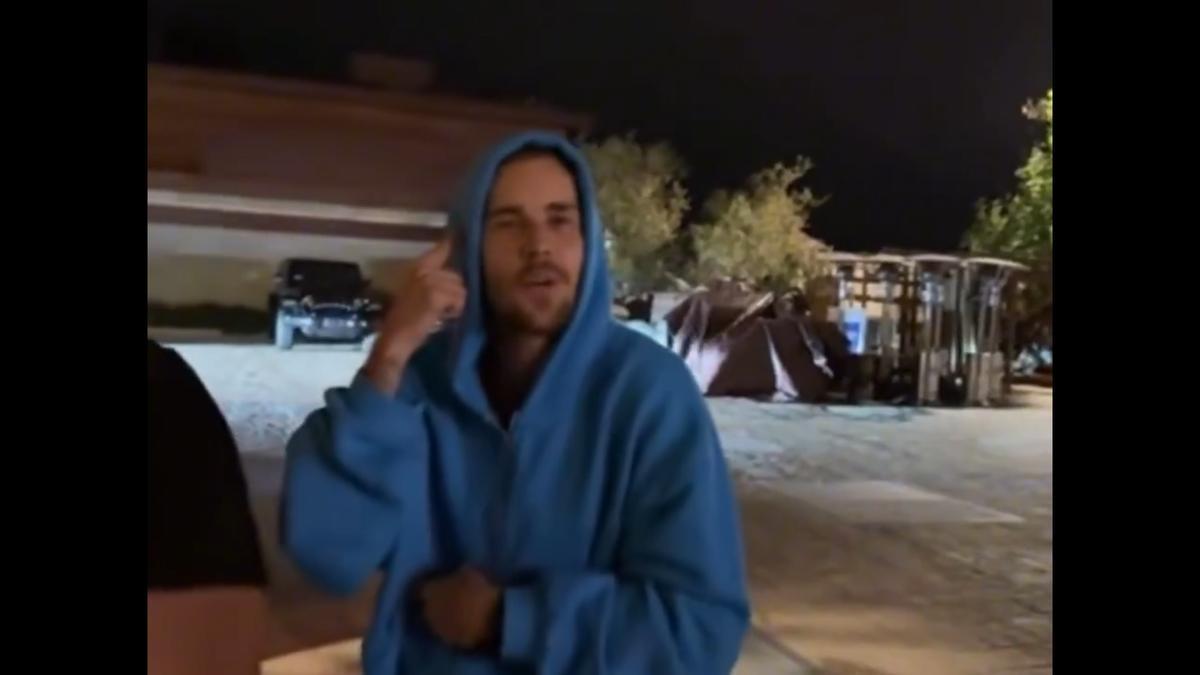 Justin Bieber, discutiendo con el reportero.