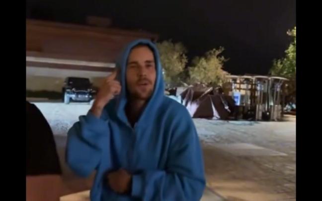 Justin Bieber, discutiendo con el reportero. / X Justin Bieber, discutiendo con el reportero.