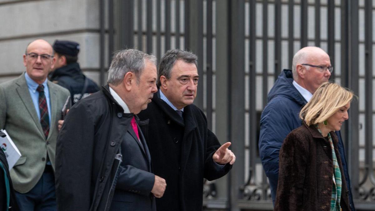 El consejero de Economía y Hacienda, Pedro Azpiau. conversa con el portavoz del PNV en el Congreso, Aitor esteban, a su llegada al pleno del Congreso.