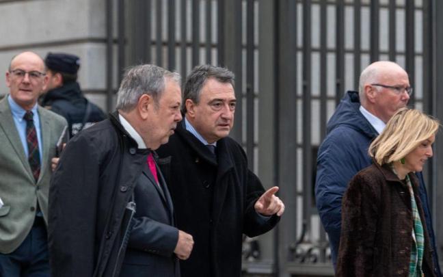 El consejero de Econom&iacute;a y Hacienda, Pedro Azpiau. conversa con el portavoz del PNV en el Congreso, Aitor esteban, a su llegada al pleno del Congreso.