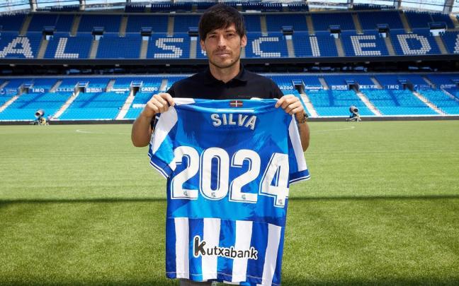 David Silva sujeta en Anoeta la camiseta con su nombre y el año hasta el que ha renovado con la Real Sociedad. / REAL SOCIEDAD