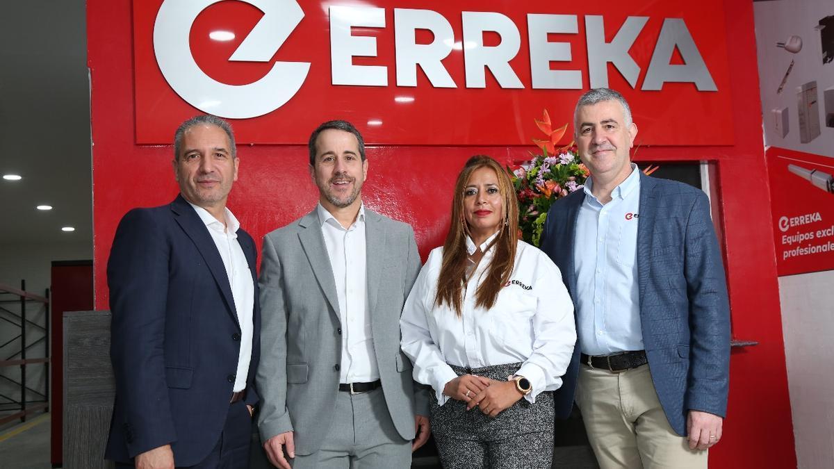 Antton Tomasena, CEO de ERREKA; Aitor Sotés, director de ERREKA Connected Access y Aitor Ortiz de Zarate, International Manager junto a María Silvestre, Directora de Erreka Colombia.