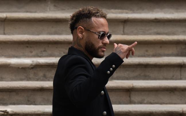 Neymar, a la salida de los juzgados en 2022.