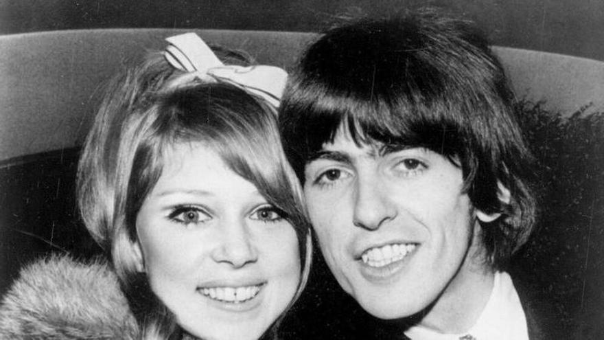 Pattie Boyd, junto a George Harrison el día de su boda, en 1966.