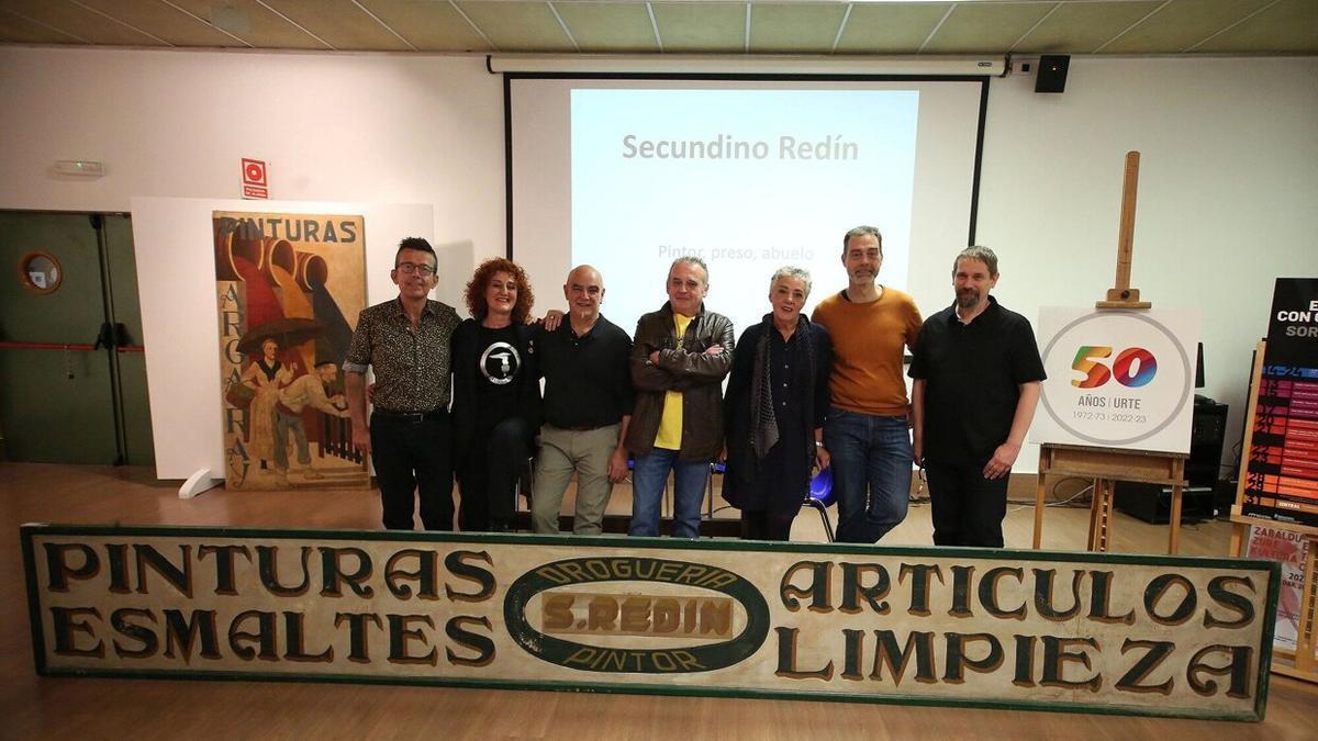 Los nietos y nietas de Secundino Redín Vidaurre hicieron entrega a la Escuela de Arte del rótulo creado por su abuelo y un cartel con la pintura que regaló a este José Arrue.