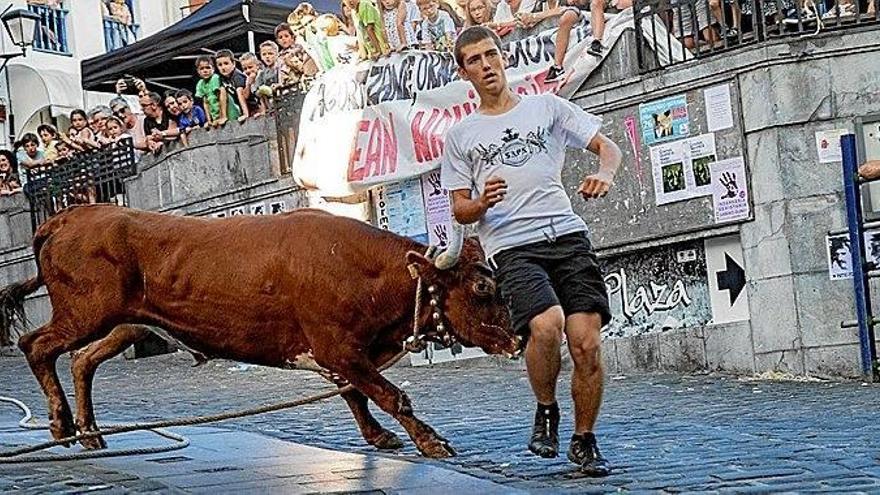 Un joven realiza un recorte a una vaquilla