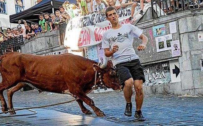Un joven realiza un recorte a una vaquilla