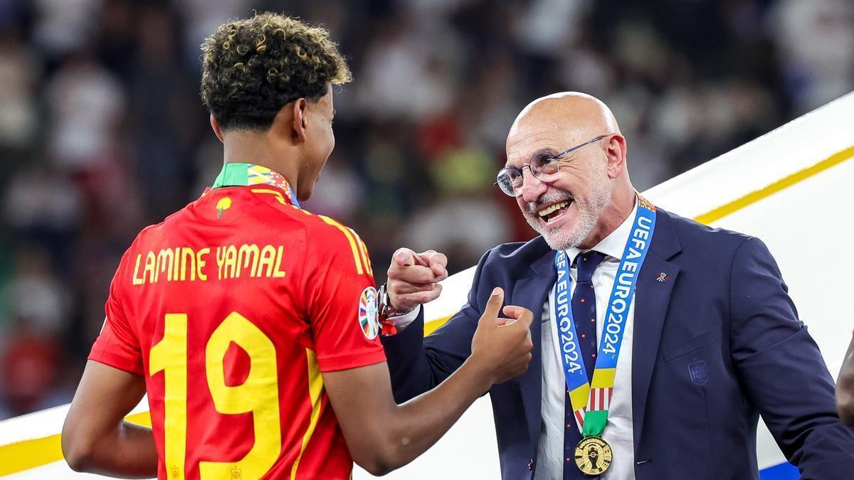 Lamine Yamal junto a Luis de la Fuente celebrando el triunfo en la Eurocopa 2024