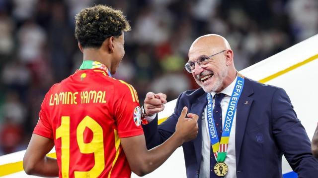 Lamine Yamal junto a Luis de la Fuente celebrando el triunfo en la Eurocopa 2024