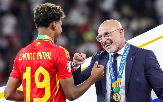 Lamine Yamal junto a Luis de la Fuente celebrando el triunfo en la Eurocopa 2024