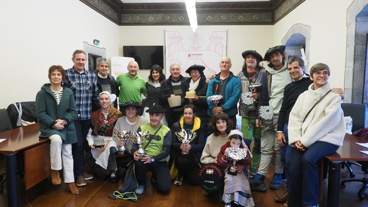 Los premiados en los concursos de queso, verduras y frutas, posaron juntos al final de la entrega de premios en el salón del plenos del Ayuntamiento.