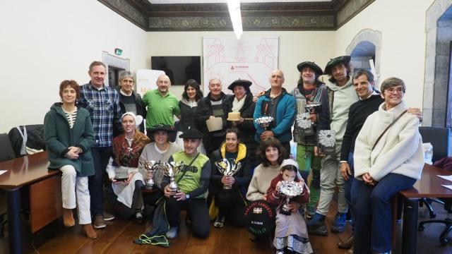Los premiados en los concursos de queso, verduras y frutas, posaron juntos al final de la entrega de premios en el salón del plenos del Ayuntamiento.