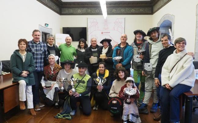 Los premiados en los concursos de queso, verduras y frutas, posaron juntos al final de la entrega de premios en el salón del plenos del Ayuntamiento.
