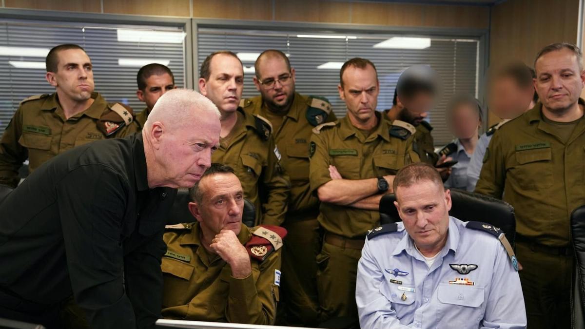 El ministro de Defensa israelí, Yoav Gallant, supervisa el ataque sobre el supuesto cuartel general de Hizbulá.