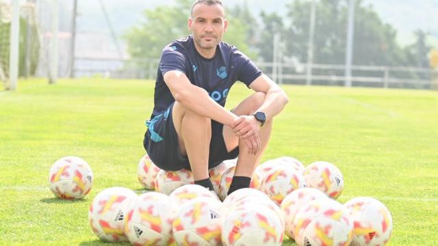Sergio Francisco posa antes del comienzo del entrenamiento. / ARNAITZ RUBIO Sergio Francisco posa antes del comienzo del entrenamiento. / ARNAITZ RUBIO