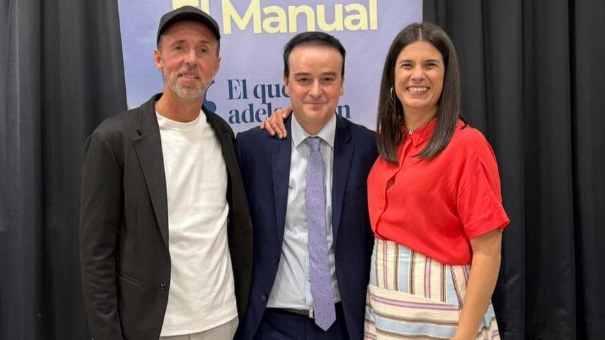 Jon Goenaga y Ainhoa Rollizo, con Iván Redondo.