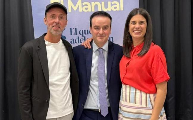 Jon Goenaga y Ainhoa Rollizo, con Iván Redondo.