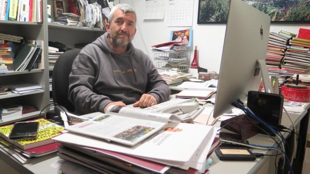 Josema Azpeitia, en su despacho de la editorial Zum. / Asier Zaldua Josema Azpeitia, en su despacho de la editorial Zum.