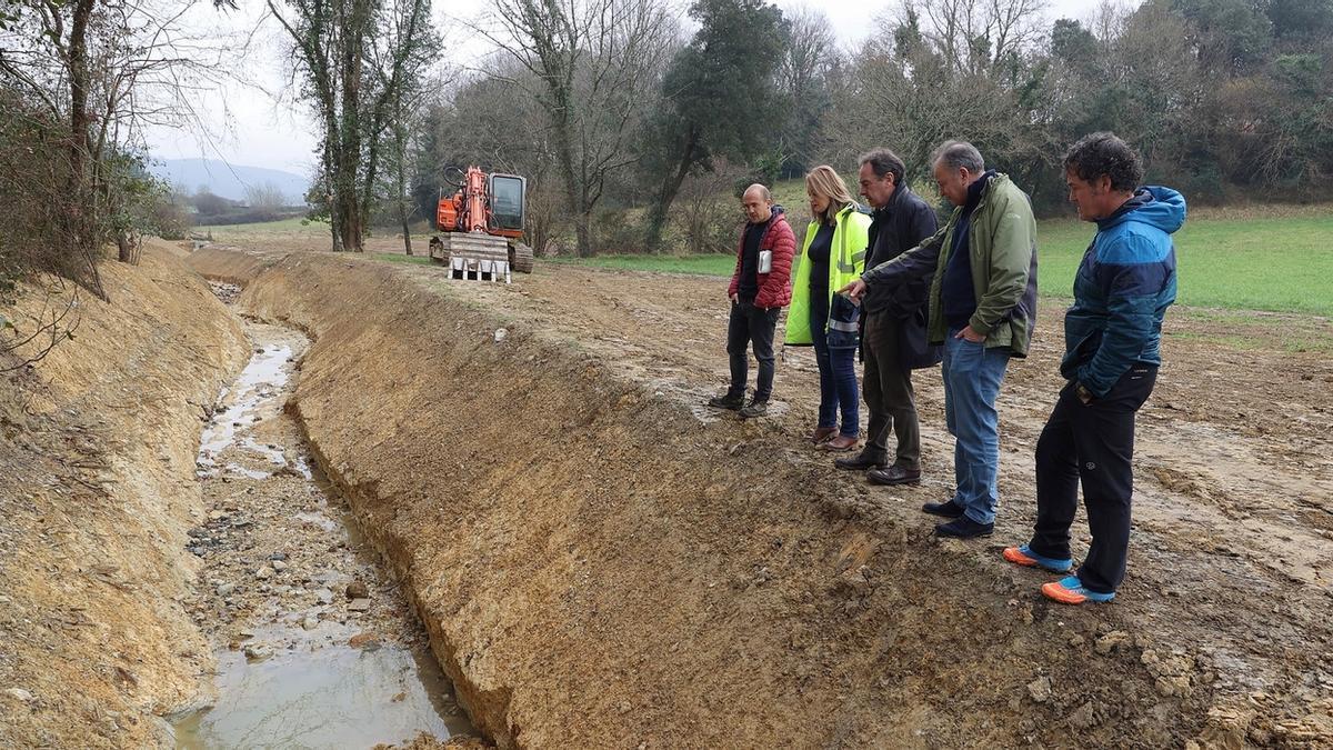 La alcaldesa de Gatika, Onintze Amezaga, y el director de URA, Antonio Aiz, junto al equipo técnico visitaron ayer a las obras.