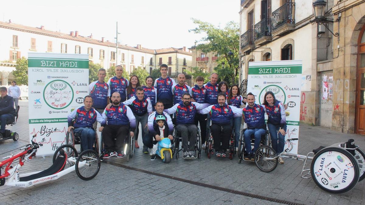 Miembros del club inclusivo Bizi Hadi en la presentación realizada en noviembre en Oñati.