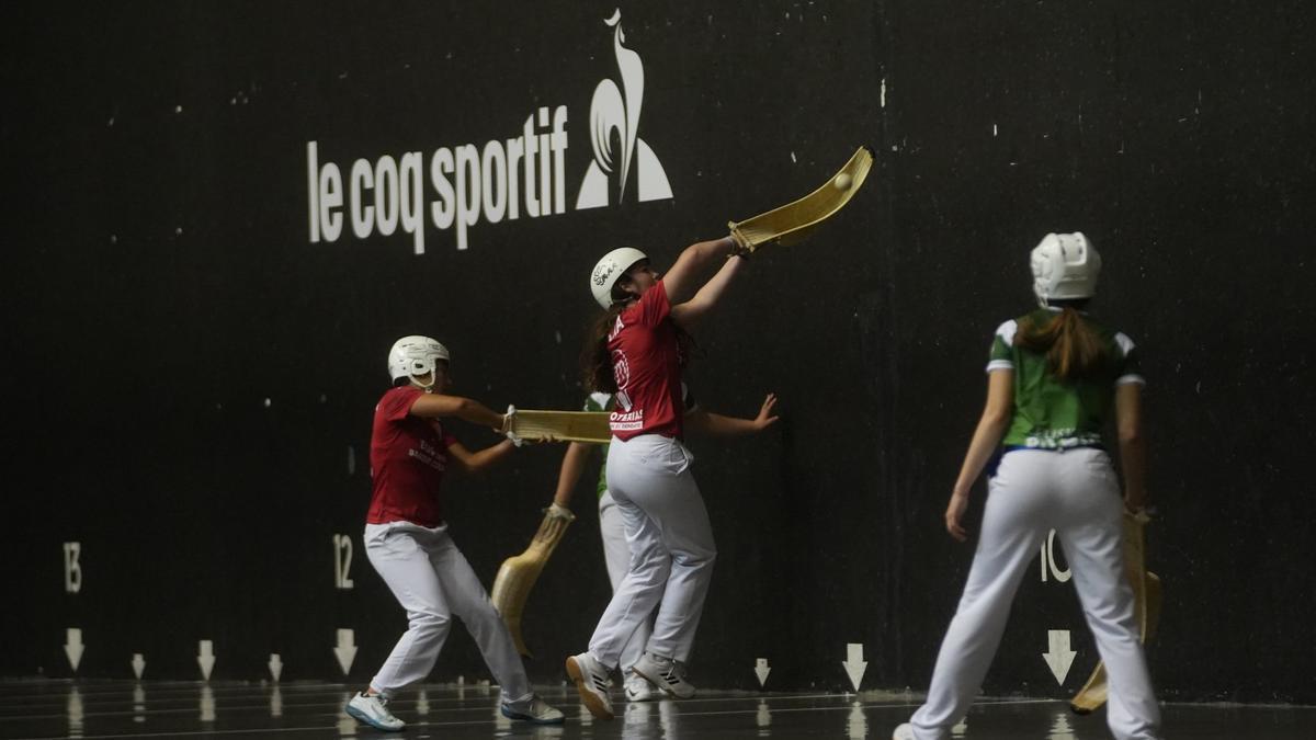 Erika Mugartegi y Arai Lejardi se imponen a Elaia Gogenola y Maia Goikoetxea, de Euskal Selekzioa