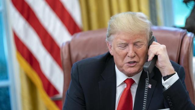 Trump mantiene una llamada telefónica en la Casa Blanca.