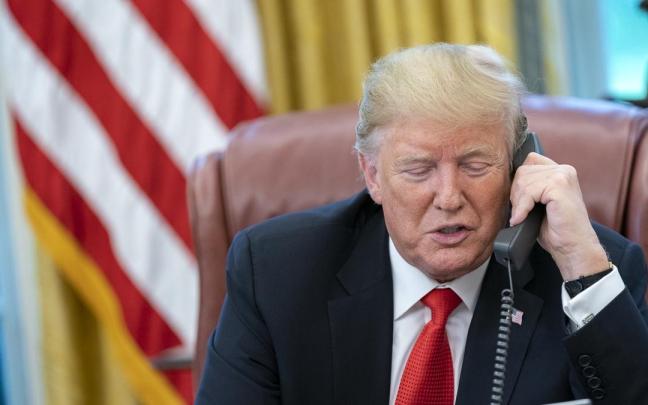 Trump mantiene una llamada telefónica en la Casa Blanca.