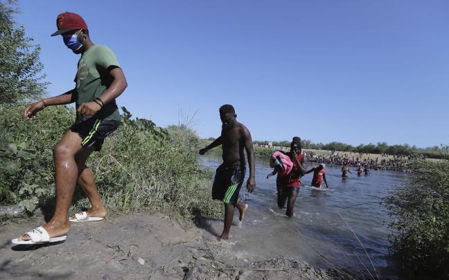 Migrantes cruzando desde México a Estados Unidos a través del río Bravo.