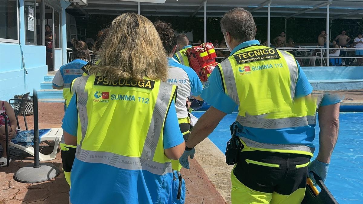 Sanitarios del Summa 112 en una piscina.