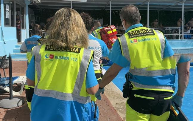 Sanitarios del Summa 112 en una piscina.