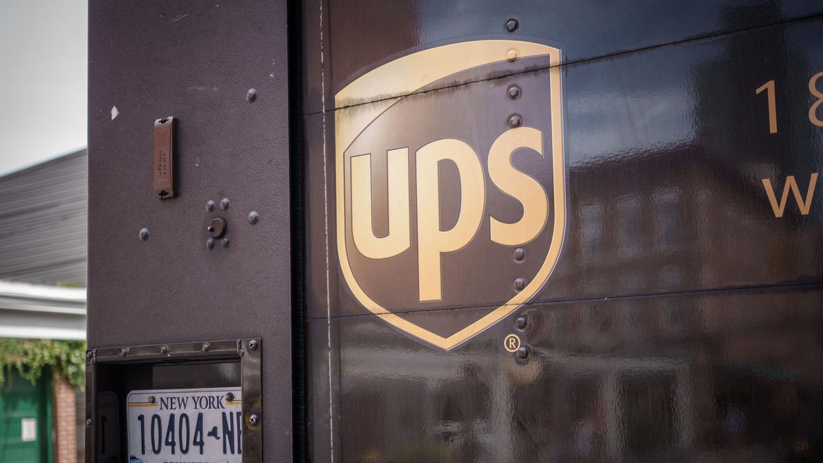 El logo de UPS en un camión de la compañía.
