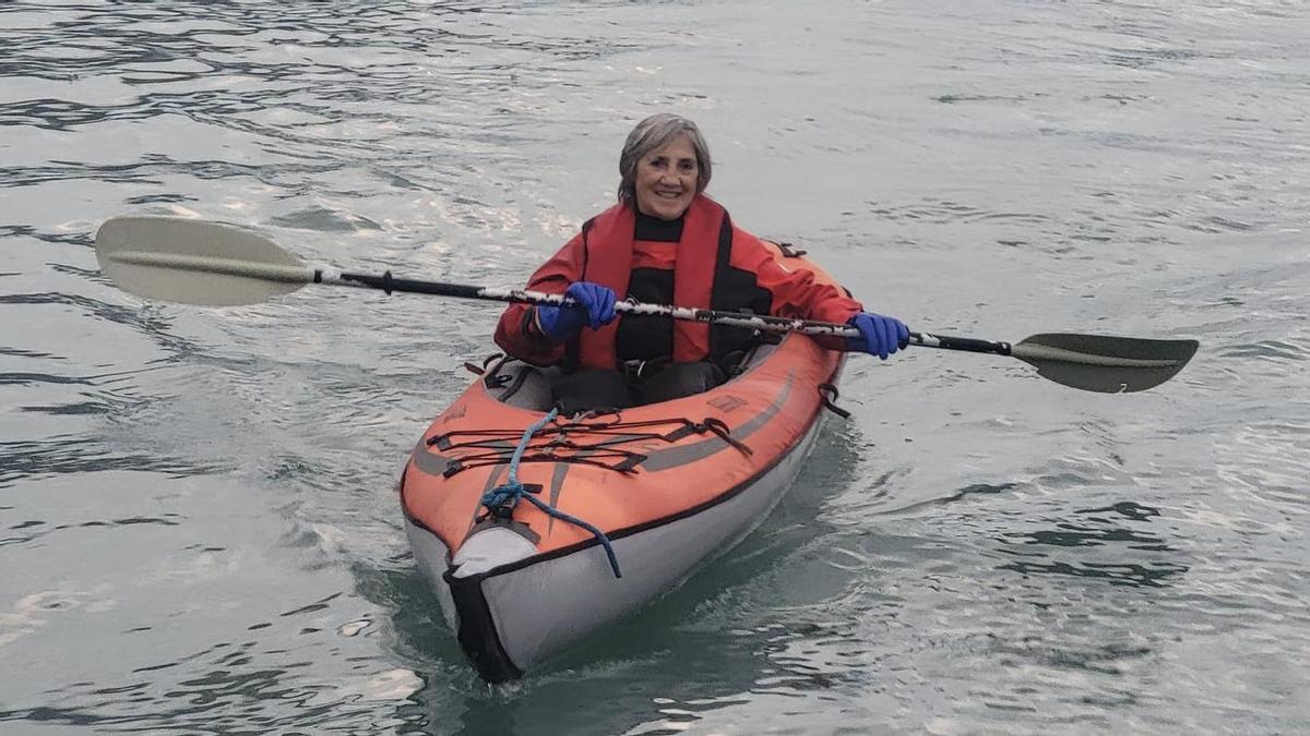 La irundarra Esther Aristieta practicando kayak en el Ártico, junto a un glaciar.