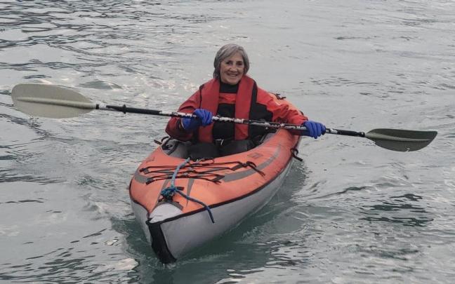 La irundarra Esther Aristieta practicando kayak en el Ártico, junto a un glaciar.