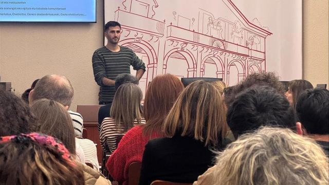 El farmaceútico Xabier Martínez Mendia en la charla sobre los jóvenes y el uso de psicofármacos que ofreció en el salón de plenos del Ayuntamento de Elgoibar.