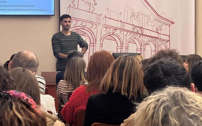 El farmaceútico Xabier Martínez Mendia en la charla sobre los jóvenes y el uso de psicofármacos que ofreció en el salón de plenos del Ayuntamento de Elgoibar.