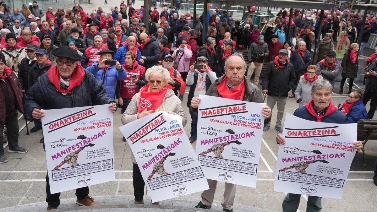 Pensionistas durante una concentración contra la paralización de la subida de las pensiones en 2026, a 29 de enero de 2026, en Bilbao