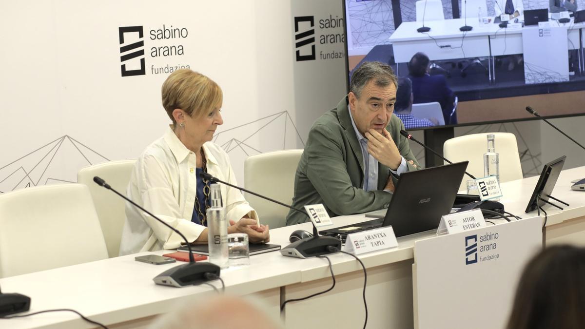 Arantza Tapia, presidenta de la Fundación, y Aitor Esteban, en la apertura del foro sobre autonomía estratégica.