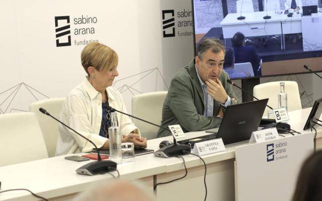 Arantza Tapia, presidenta de la Fundación, y Aitor Esteban, en la apertura del foro sobre autonomía estratégica.