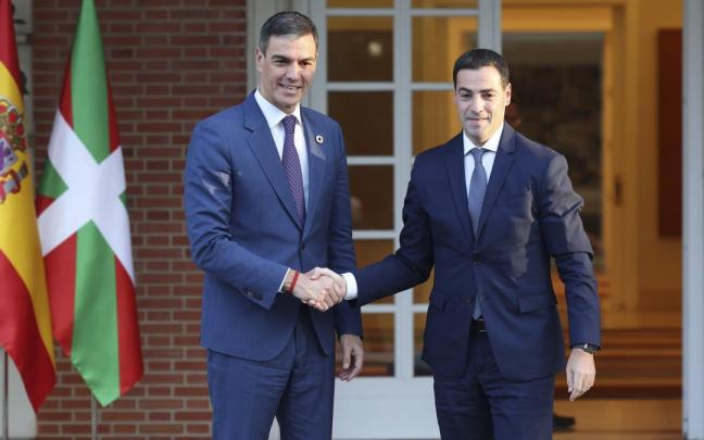El presidente del Gobierno español, Pedro Sánchez, con el lehendakari, Imanol Pradales. / Efe El presidente del Gobierno español, Pedro Sánchez, con el lehendakari, Imanol Pradales.