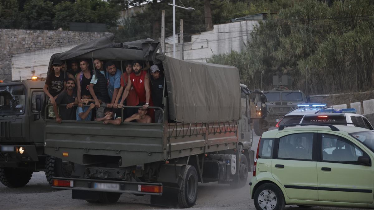 Un camión militar traslada migrantes en Ceuta.