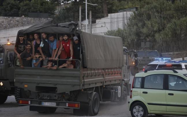 Un camión militar traslada migrantes en Ceuta.