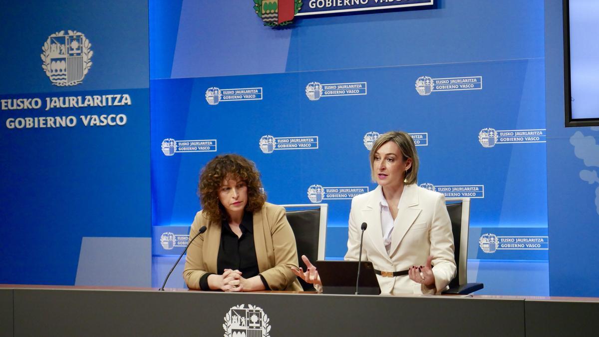 La consejera Maria Ubarretxena presenta EKI Plana, junto a la viceconsejera de Empleo Público, Maite Barruetabeña