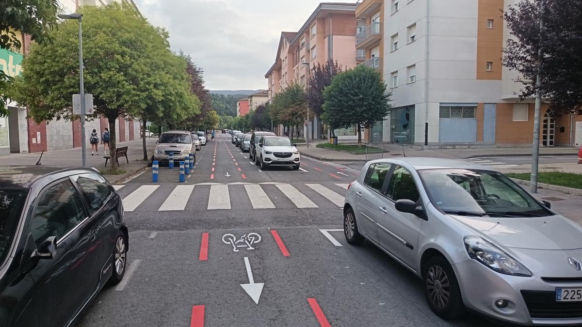 Aparcamientos y bidegorri creados en Araba ibilbidea, una de las arterias principales del municipio.