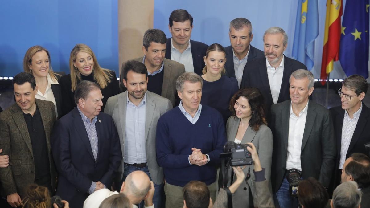 Alberto Núñez Feijóo con presidentes autonómicos y 'barones' del PP durante la clausura de la cumbre del partido celebrada en el Hotel de la Reconquista de Oviedo