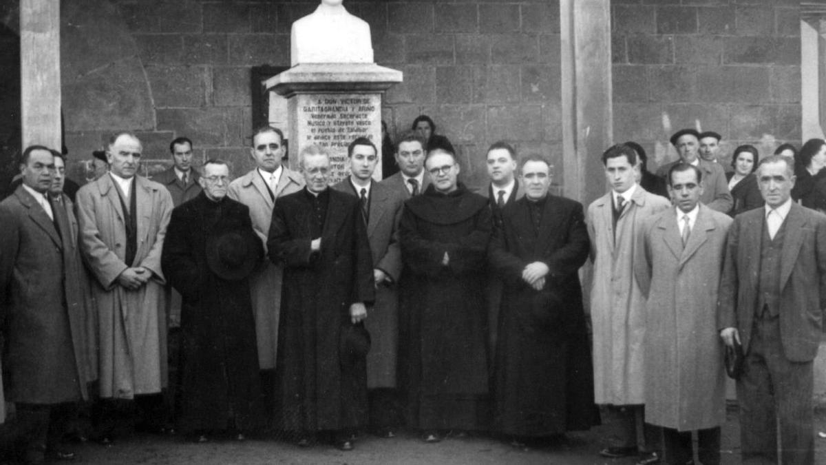 Inauguración del busto de Bitor Garitonandia.